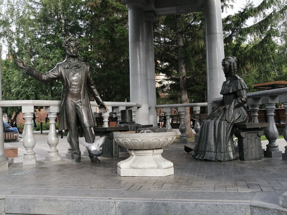 Памятник-фонтан А.С.Пушкину и Н. Гончаровой