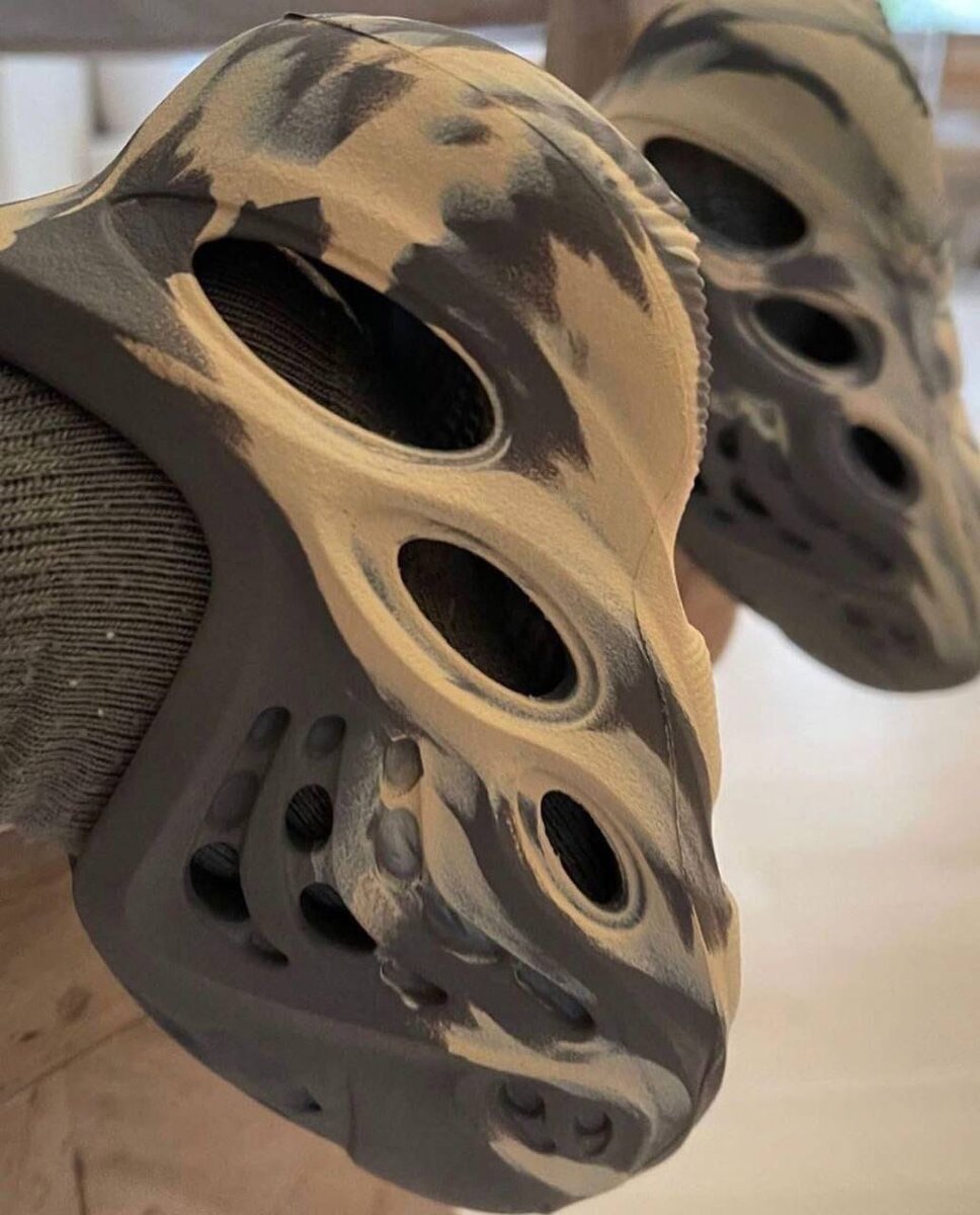 Adidas Yeezy Foam Runner «MXT Moon Grey» на ногах. 