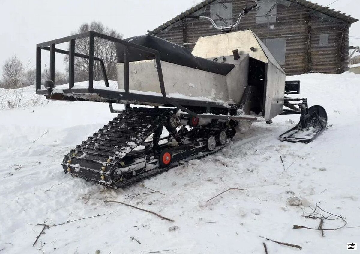 Жаль, гусеница коротковата и зацеп небольшой. Зато ширина что надо и тяга ломовая. Источник фото - https://www.avito.ru/gavrilov-yam/mototsikly_i_mototehnika/samodelnyy_snegohod_2087480705