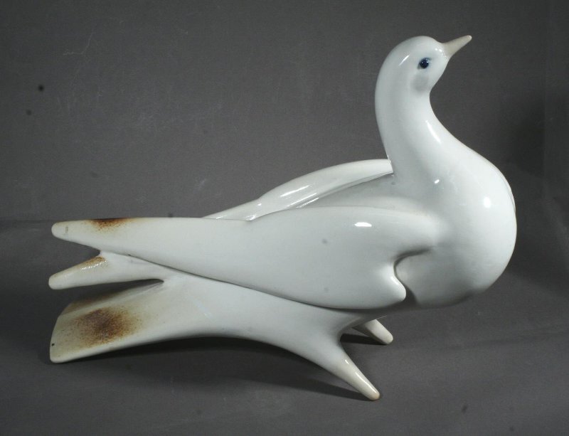 Алексей Сотников. Скульптура «Взлетающий голубь». 1959. Дулёво. Высота 32,6 см. Всероссийский музей декоративно-прикладного и народного искусства / КМП-920. Госкаталог: 3473851. Источник: goskatalog.ru