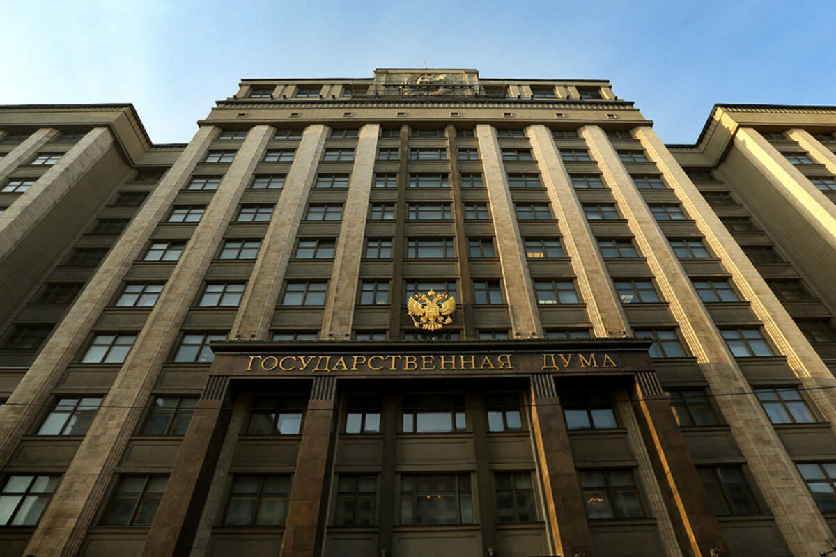 В Госдуме предложили ввести штрафы до 150 тыс. рублей за использование флагов России на незаконных акциях