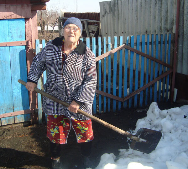 Бабка с топором. Бабушка с лопатой. Бабки лопатой. Бабушка с лопатой в огороде. Деревенская бабка злая.