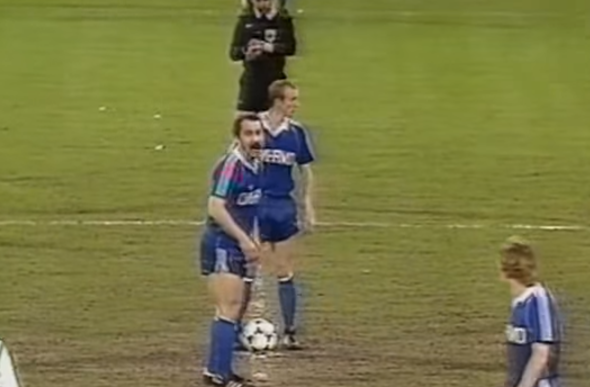 Мяч на центре поля