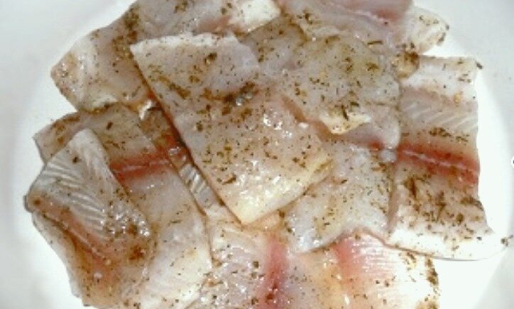 замариновали филе рыбы