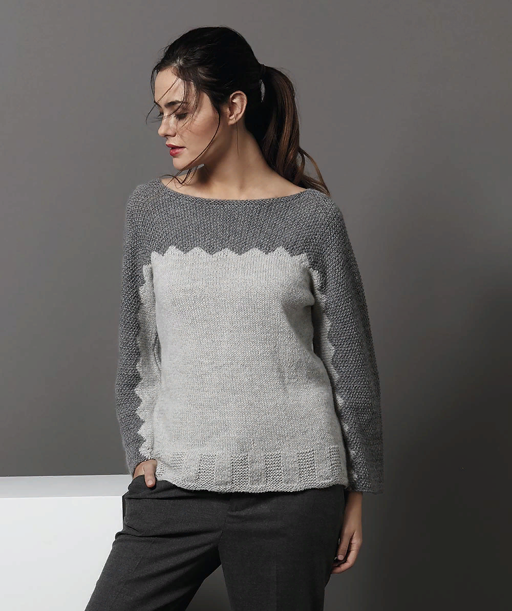 Этот джемпер связан простыми узорами, но благодаря удобному крою, пряжи из альпака и тщательно подобранным цветам выглядит он стильно и элегантно.