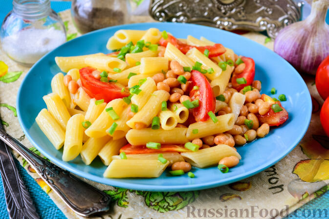 макароны, помидоры, фасоль консервированная, чеснок, масло оливковое, соль, перец чёрный молотый