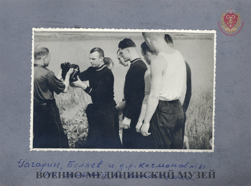 Ю. А. Гагарин и другие космонавты на занятиях по киносъемке; преподает В.М. Батурин. Из альбома В.М. Батурина «Первые кинофотосъемки космонавтов» (орфография на снимке авторская), 1961 г., Москва. Фотобумага, картон. Из коллекции Военно-медицинского музея.
