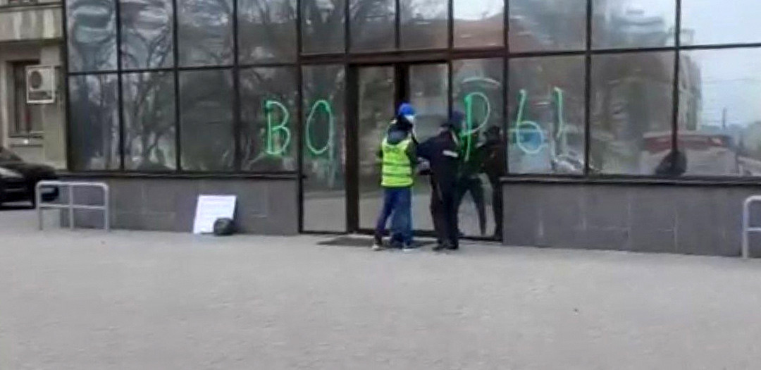 На входной группе «серого дома» появилась надпись «воры», однако спустя время она исчезла сама по себе