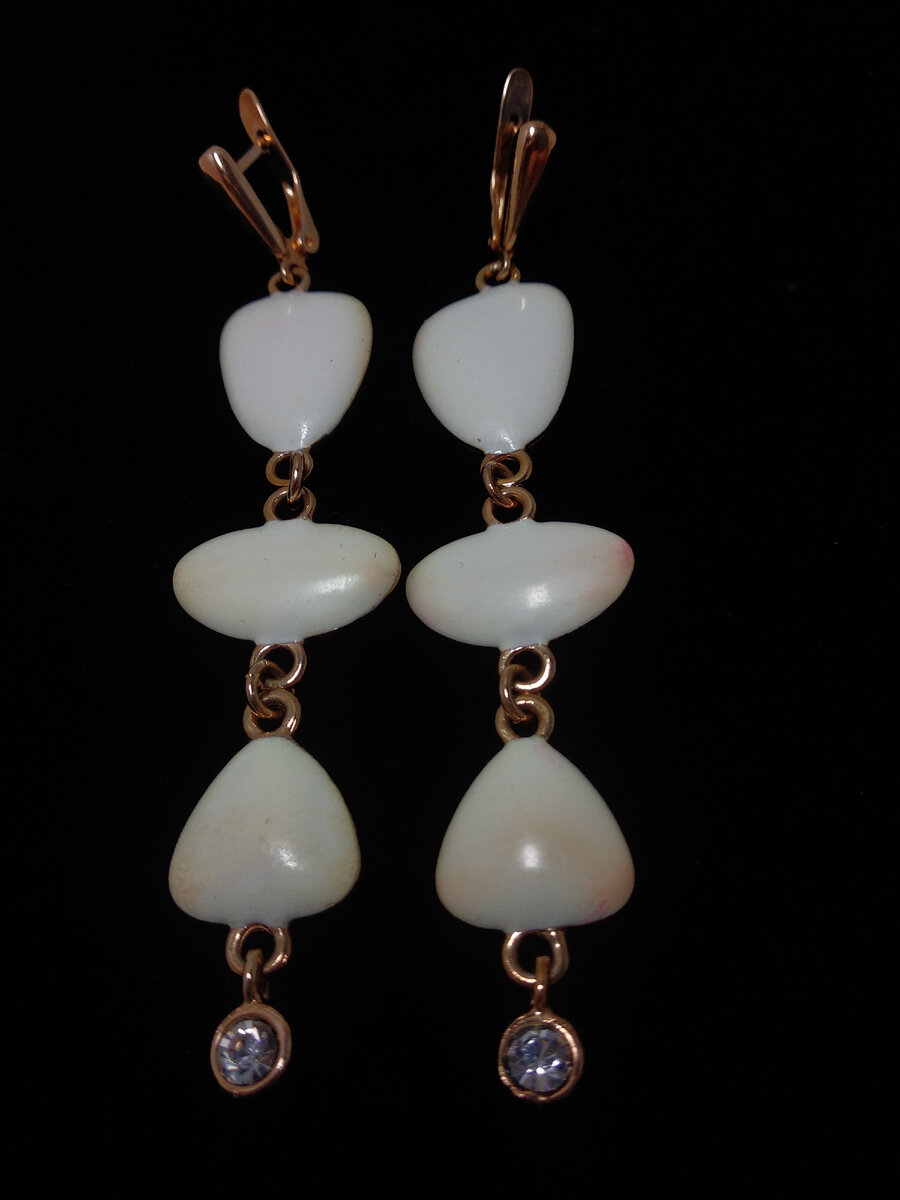 На фото: серьги приобрели тусклый бело-желтоватый оттенок, добавались шероховатости.