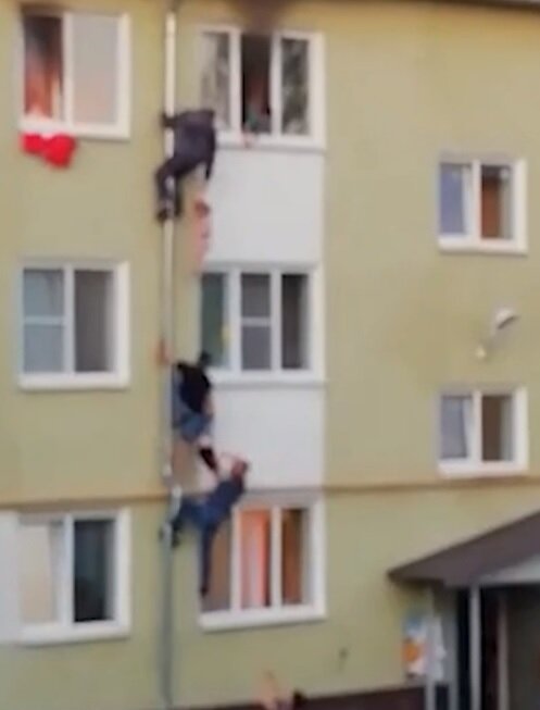 Экстремальное спасение детей из пожара. только бы выдержала труба...