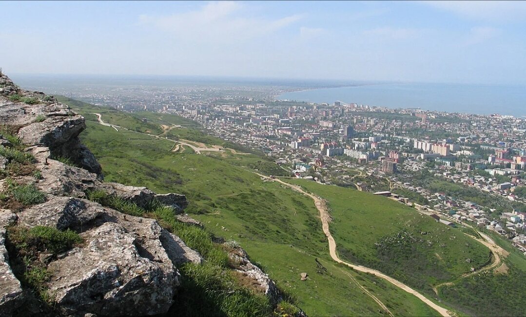 Вид с перевала на столицу Дагестана - Махачкалу.