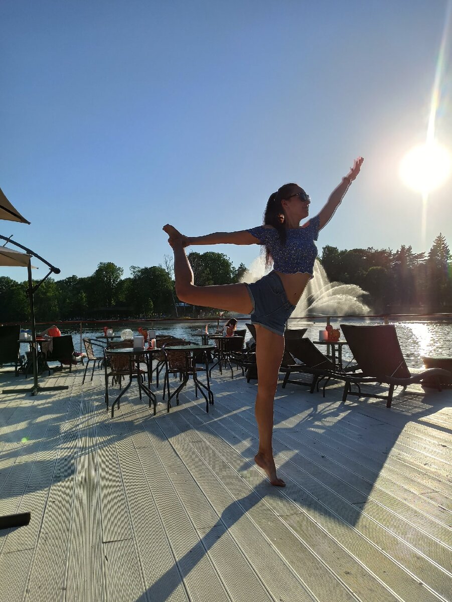 После двух бокалов вина легко делаю свою коронную ласточку. А вот наши футболисты ни головой, ни ногами работать не умеют:)