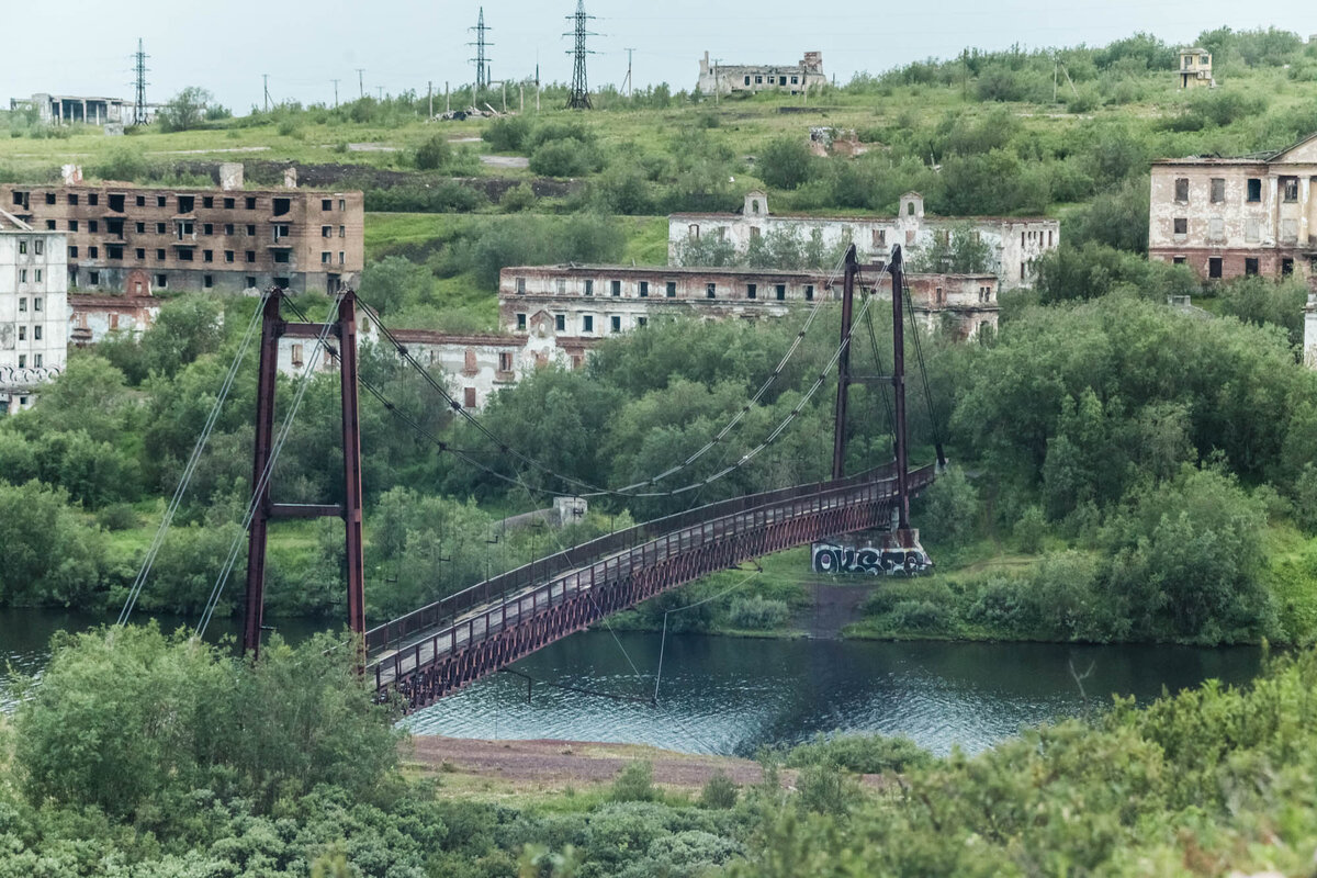 Мост, ведущий из жилого микрорайона Воркуты в закрытый поселок