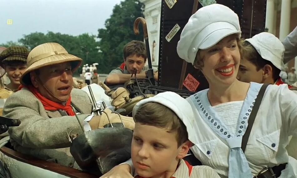 Кадр из фильма "Дежа вю" (1989). Ежи Штур в роли  киллера Джона Поллака по прозвищу Профессор и Галина Петрова в роли Аглаи Петровны Глушко, комсомолки, гида Профессора