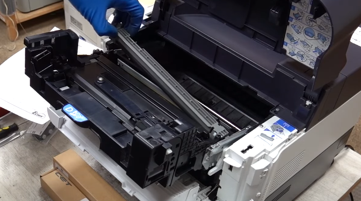 Повреждение крепления ролика заряда