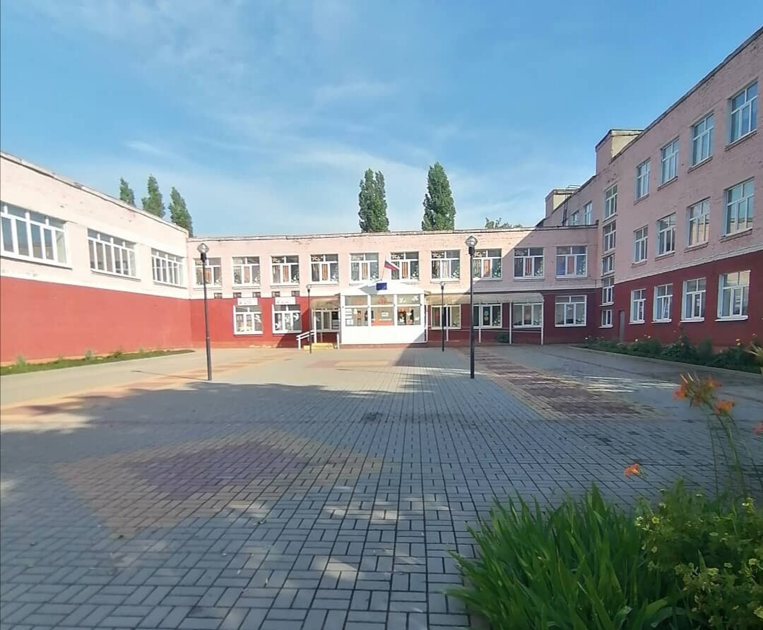 Моя любимая школа, в которой училась я, моя сестра и двое моих сыновей.