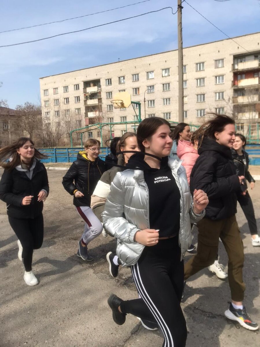 Студенты колледжа бегут на пару. Фото из архива колледжа