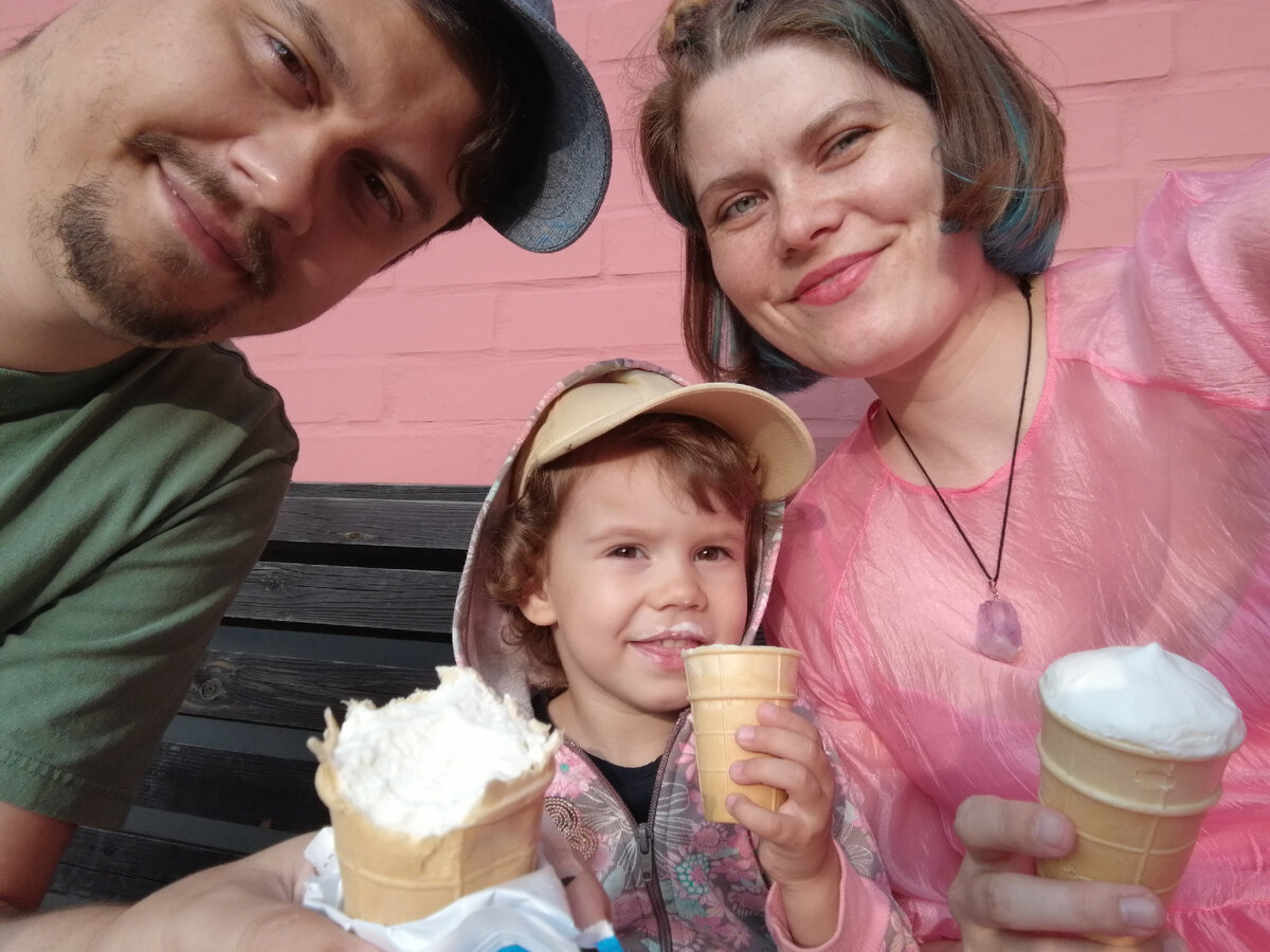 Наша семья. Сливочное мороженое в стаканчике я очень люблю, а в Берлине могла купить его только в русском магазине.