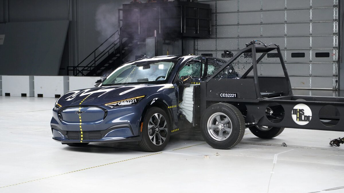 Краш-тест Ford Mustang Mach-E. Фото IIHS 