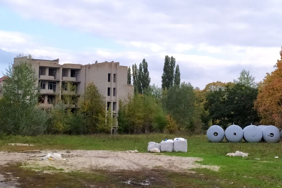    В некогда знаменитой здравнице следы запустения и разрухи...