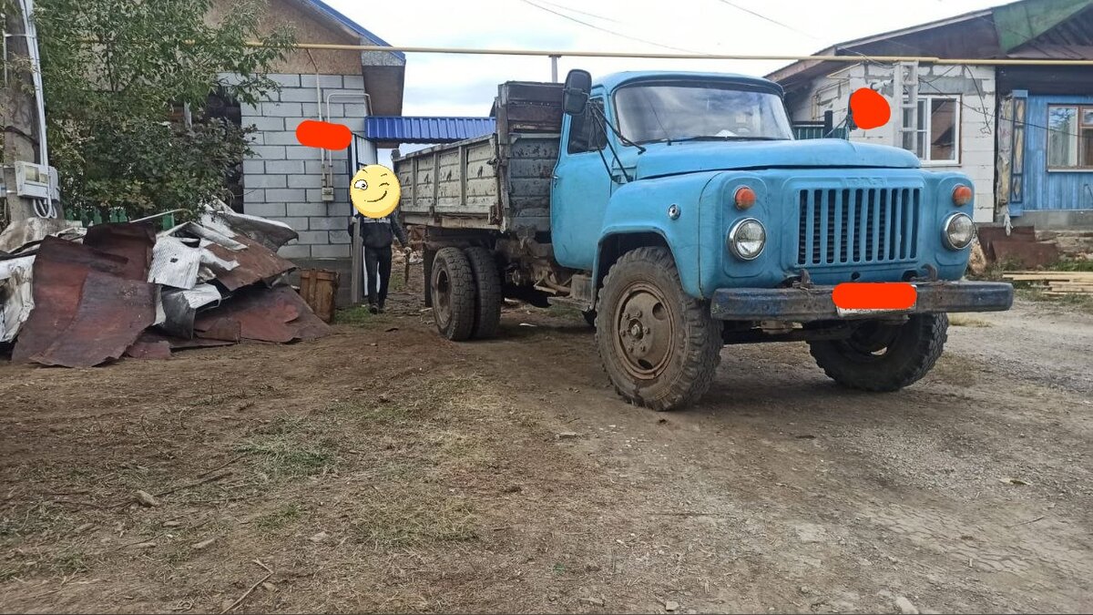 тот, что слева — наш