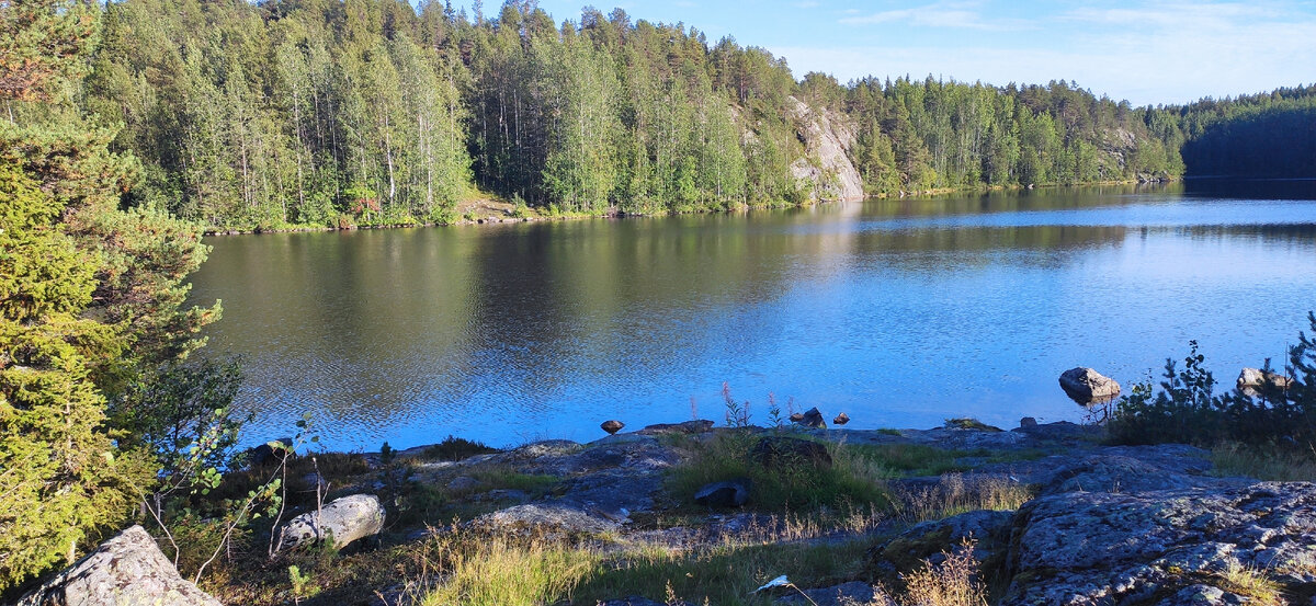 Реликтовое озеро Марёс, возникло в результате таяния древнего горного ледника. Из этого озера качают питьевую воду для всего ПГТ Умба. На берегах этого озера запрещено разводить огонь, пасти скот, ловить и чистить рыбу.