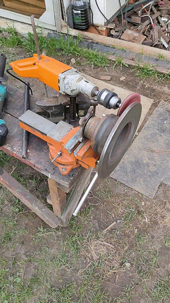 Выравнивал опять УШМ и лепестковым диском.