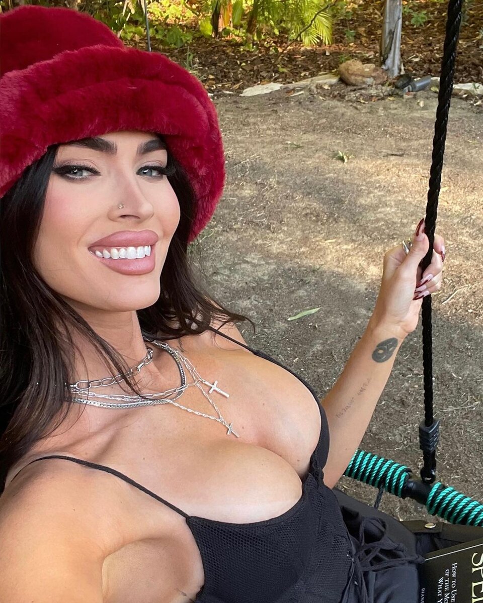    Меган Фокс показала секси-фото с новой грудьюСоцсети Меган Фокс