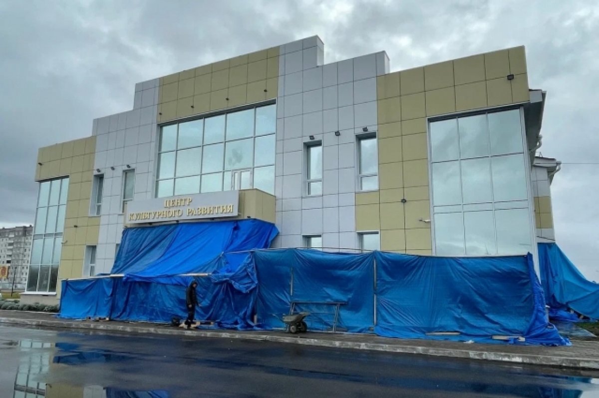    В новом здании через полгода стали сыпаться окна и стены.