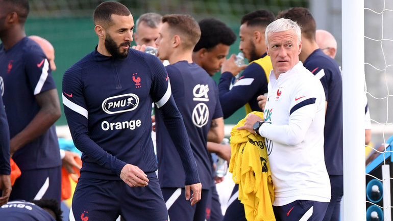    Карим Бензема и Дидье Дешам (справа).