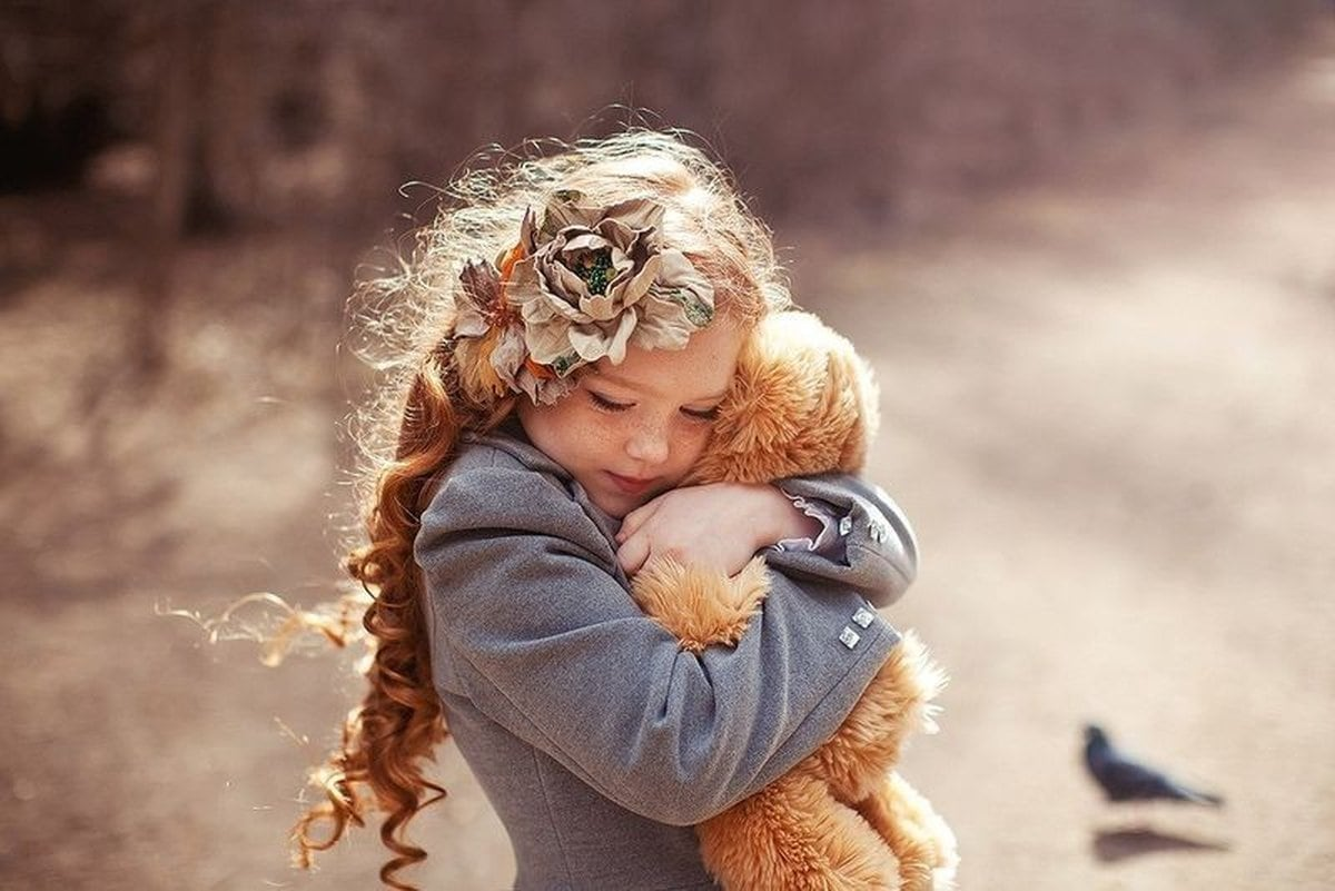 Родные милые дети песня. Ребенок обнимает игрушку. Девочка обнимает мишку. Доброта и нежность. Девочка обнимает игрушку.