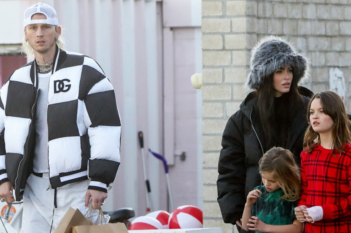     «Очень странная семейка»: Меган Фокс на прогулке с бойфрендом и тремя сыновьями рассмешила хейтеров