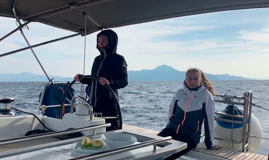 Сами управляете яхтой в море, сами режете яблочки, сами исследуете этот необъятный мир