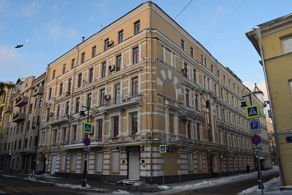 Дом, в котором жил профессор Ф.Ф. Преображенский, ул. Пречистенка д. 24 (Чистый переулок д. 1). Фото автора канала "Приключения Тома Сойера".