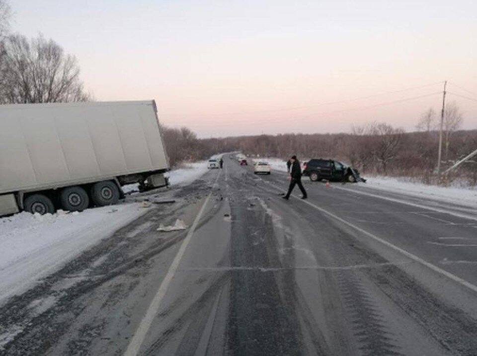     От удара автомобили раскидало по дороге. Фото: пресс-служба УГИБДД УМВД России по Приморскому краю.