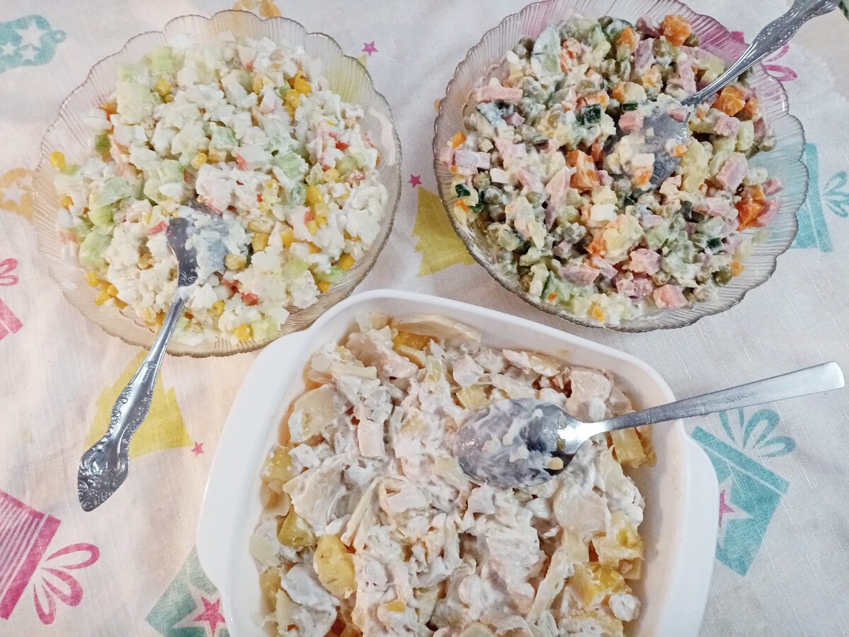 На праздничный стол  не обязательно готовить сложные многослойные салаты, они отнимают много сил и времени.Вот три очень вкусных, но при этом простых рецептов!