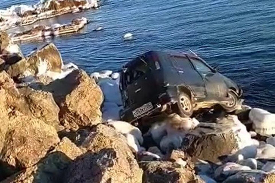     Автомобиль оказался на скалистом берегу.  принтскрин видео.