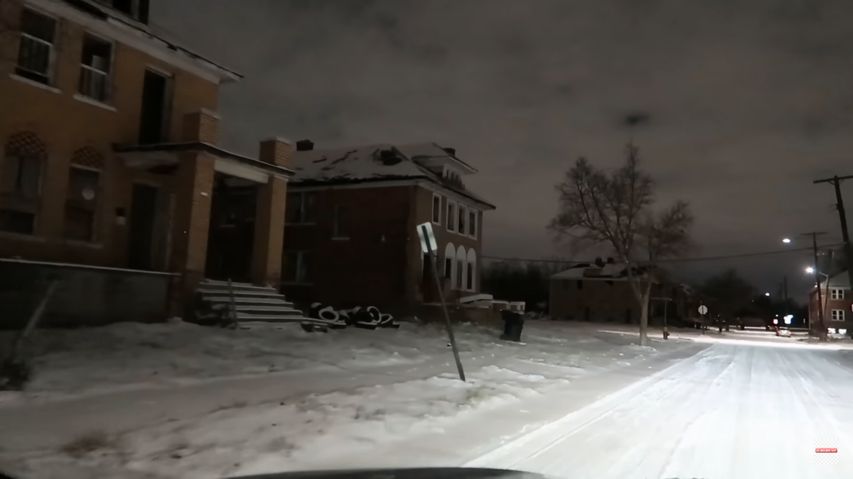 Немного картинок из видео, про город-герой Детройт