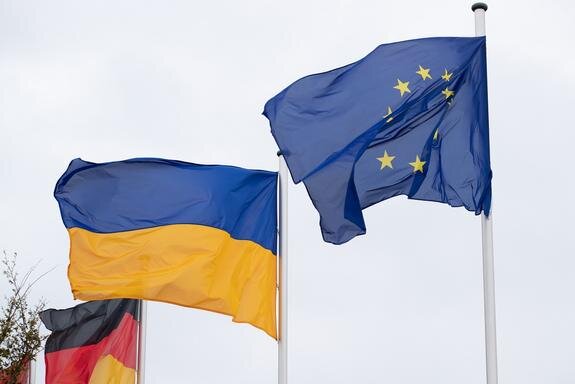   Флаги Евросоюза и Украины. Фото: Friso Gentsch/globallook.com