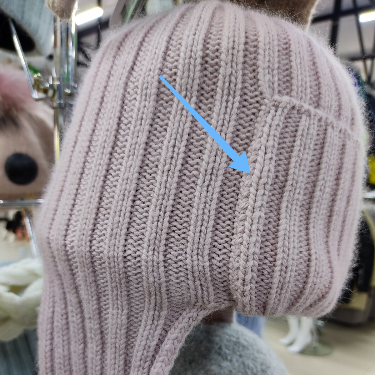 В машинном вязании такая петля тоже есть, и тоже некрасивая. 