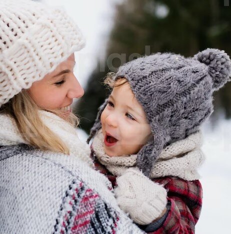 Зимний вечер. Ветерок разносит снег в разные стороны, будто ребёнок, которому впервые дали в руки метлу.