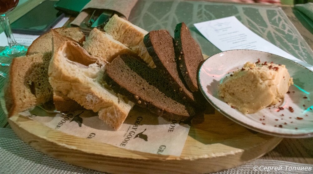 Хлебная доска с маслом