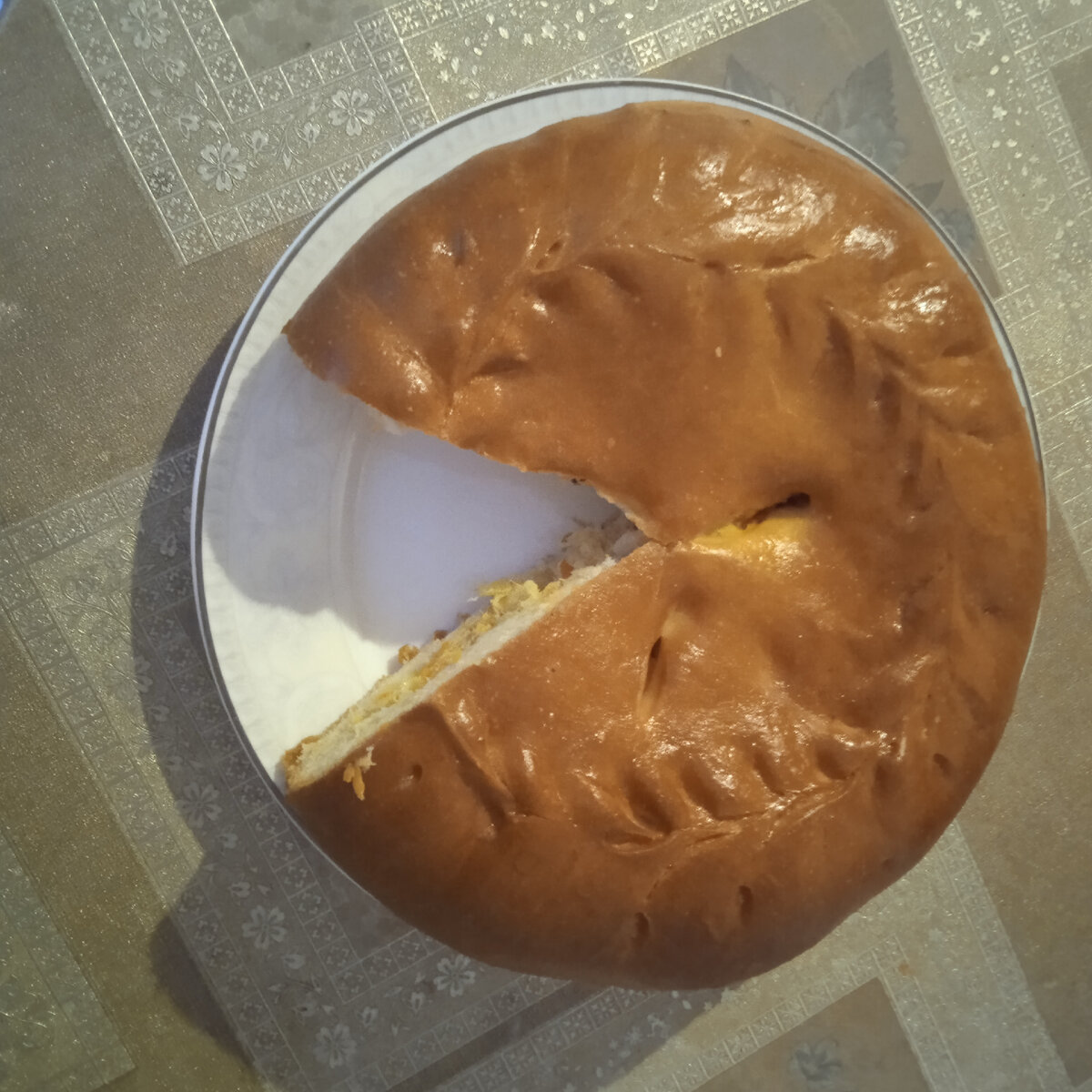 Обычный пирог из "Яблоньки", самой вкусной кондитерской Саратова. 