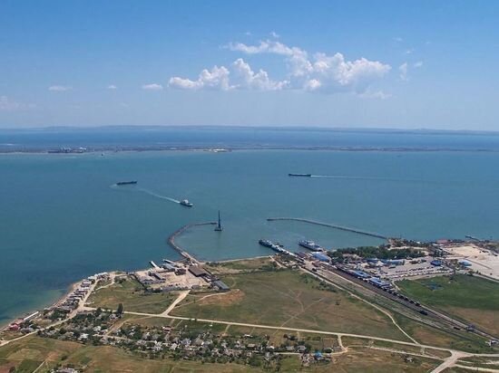    фото: Керченская переправа, вид из Крыма. источник: википедия