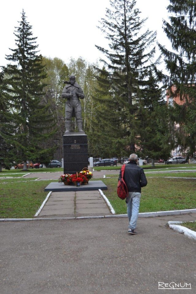    Памятник Николаю Гастелло ИА REGNUM © Екатерина Некрасова