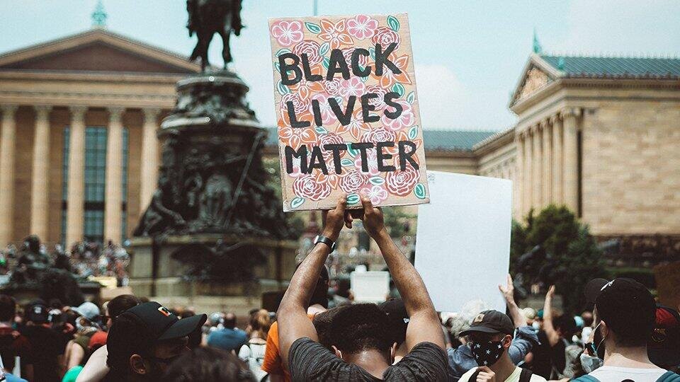     Движение Black Lives Matter требует распустить американскую полицию Unsplash