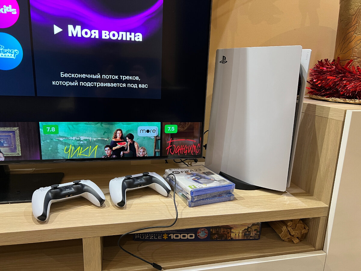 Распаковал и поставил PS5 на место 