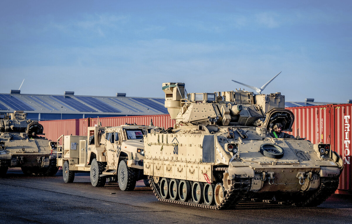    БМП M2 Bradley (справа) в порту Флиссинген, Нидерланды  Utrecht Robin/ABACA via Reuters Connect
