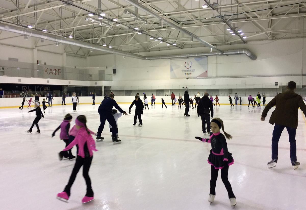 Волга спорт арена массовые катания. Ледовый дворец рассвет Красноярск. Каток рассвет Красноярск. Стадион рассвет Красноярск каток. Ледовый дворец рассвет Красноярск каток.