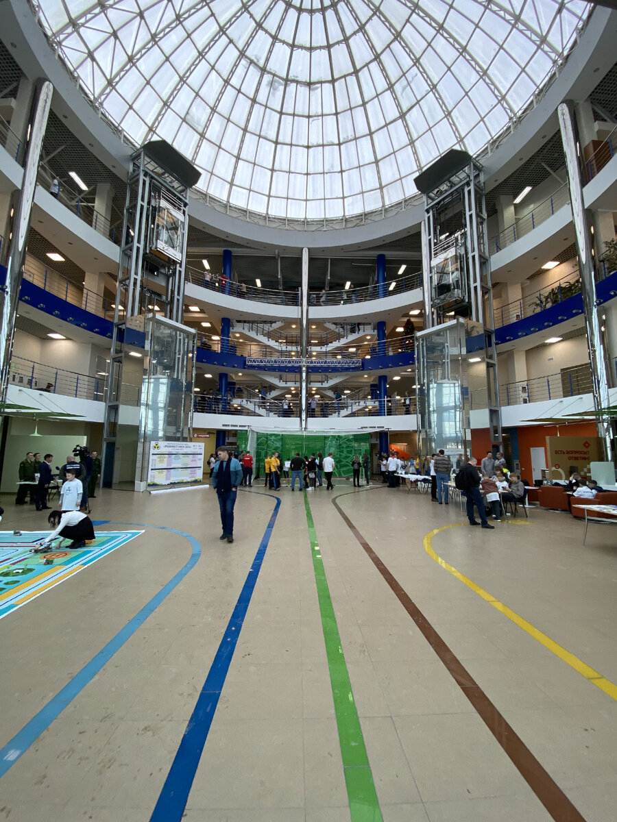 Внутри "Конгресс-Холла". И на всех четырёх этажах - Большой Движ: единомышленники делятся своими наработками, мнениями, опытом друг с другом и со зрителями. Фото из личного архива автора, 2023 г.